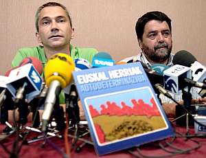 Joseba Permach (izda.) y Joseba lvarez, durante la rueda de prensa que ofrecieron en San Sebastin. (Foto: EFE)