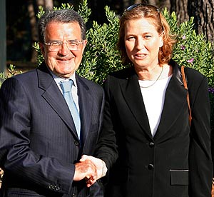 El primer ministro italiano, Romano Prodi, con la ministra israel Tzipi Livni. (Foto: AP)