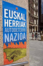 Cartel a favor de la autodeterminacin en una calle de Bilbao. (Foto: Mitxi)
