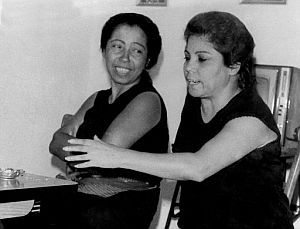 Fernanda (izda.) y Bernarda de Utrera, en una imagen de 1967. (Foto: EFE)