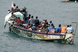 Una de las embarcaciones utilizadas por los inmigrantes para alcanzar Canarias. (Foto: EFE)