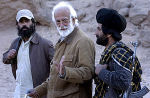 Nawar Akbar Bugti, en el centro, en las montaas de Dera Bugti en enero de 2004. (Foto: AFP)