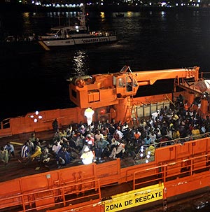 Vista del buque que llev a decenas de 'sin papeles' a Los Cristianos. (Foto: AFP)