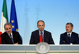 Los ministros italianos de Defensa (izq.) y Exteriores (dcha.), junto al vicesecretario de la presidencia del Consejo de Ministros. (Foto: AP)
