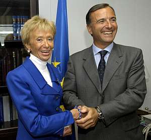 La vicepresidenta, junto a Frattini, momentos antes de su reunin. (Foto: EFE)