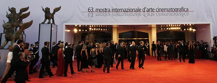 Entrada a la ceremonia inaugural de la Mostra. (Foto: REUTERS/Fabrizio Bensch)