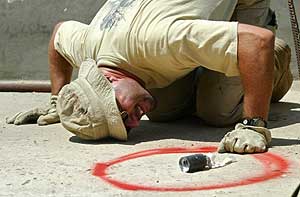 Un experto en desactivacin de explosivos examina un proyectil en el sur del Lbano. (Foto: AP)
