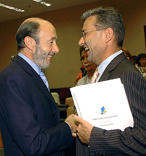 Alfredo Prez Rubalcaba con el presidente de Coalicin Canaria, Paulino Rivero antes de la sesin. (Foto: EFE)