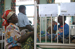 Nios en la zona de cuidados intensivos en el hospital de Malawi. (Foto: Eva-Lotta Jansson | Oxfam)