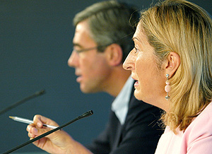 Ana Pastor al lado del secretario general del PP, ngel Acebes. (Foto: EFE)
