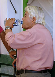 Un anciano bebe agua. (Foto: EFE)
