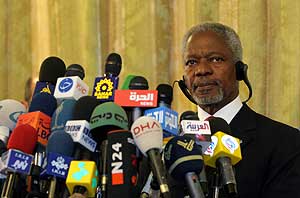 Kofi Annan, en conferencia de prensa tras su reunión con Ahmadineyahd. (Foto: AP)
