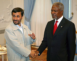 Mahmoud Amadineyahd (izda.) y Kofi Annan, en Tehern. (Foto:REUTERS)
