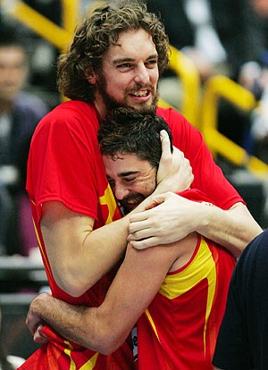Gasol y Navarro se abrazan tras ganar el Mundial. (Foto: AP)