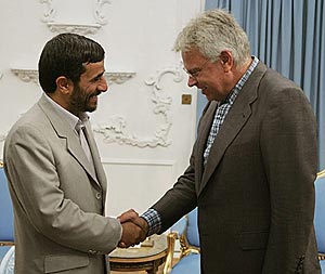 Felipe Gonzlez, el pasado jueves, con Mahmud Ahmadineyad en Tehern. (Foto: EFE)