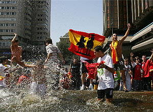 Celebración de aficionados tras el partido en la Plaza de Colón de Madrid. (Foto: EFE)