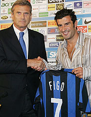 Facchetti, con Figo, en 2005. (Foto: AFP)