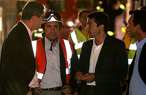 Gallardón conversa con un bombero ante Pedro Calvo y Manuel Cobo. (Foto: EFE)