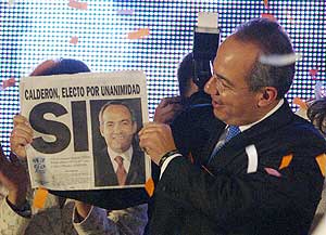 Felipe Calderón celebra la decisión del Tribunal Electoral. (Foto: AFP)