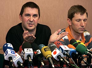 Arnaldo Otegi y Rufi Etxeberria, en la rueda de prensa. (Foto: EFE)