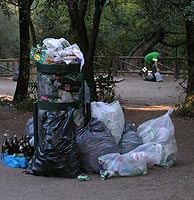 Cubos de basura en la Casa de Campo (Foto: Jos Javier Gonzlez)