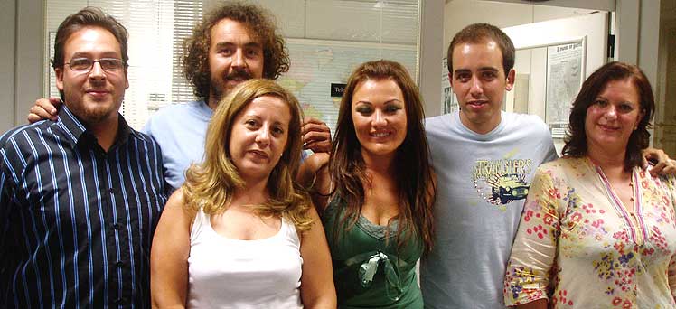 Amaia y Xabi con los ganadores del concurso: Daniel, Mariana, Alejandro y Encarna (de izquierda a derecha).