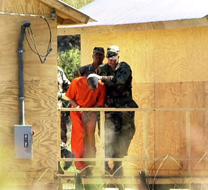 Un detenido en Guantánamo conducido por un grupo de marines. (Foto: AFP)