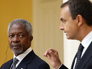 Kofi Annan con el presidente del Gobierno espaol. (Foto: AFP)