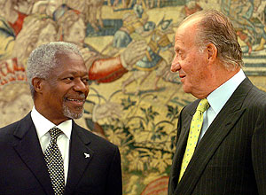 Kofi Annan junto al Rey Juan Carlos. (Foto: EFE)