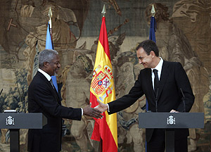 Kofi Annan y Jos Luis Rodrguez Zapatero, el jueves en Madrid. (Foto: J. Martnez)