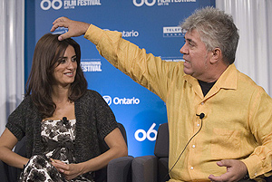 Pedro Almodóvar y Penélope Cruz durante la rueda de prensa en Toronto. (Foto: AP)