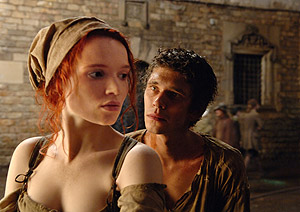Ben Wishaw (dcha.) como Jean-Baptiste Grenouille, y Karoline Herfurth, en una escena del filme. (Foto: AFP)
