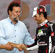 Rajoy y Valverde se saludan en el podio. (Foto: EFE)