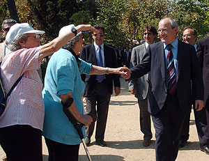 Montilla es saludado por sus simpatizantes en el Parque de la Ciutadella de Barcelona. (Foto: EFE)