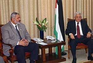 Reunin entre Ismail Haniye (izda.) y Abu Mazen en Gaza. (Foto: AP)