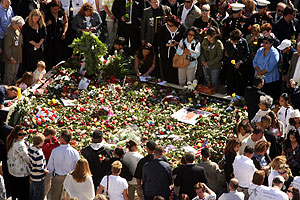 Familiares en el homenaje en el WTC. (Foto: AP)