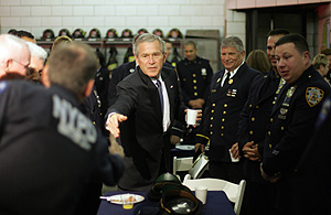 El presidente de EEUU saluda a bomberos de Nueva York, (Foto: AFP)