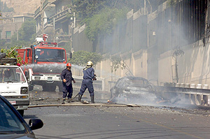 Apagan un automovil quemado frente a la embajada de EEUU en Damasco. (Foto: EFE)