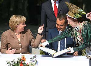 Zapatero y Merkel se disponen a comer tras su reunin de trabajo. (Foto: AP)
