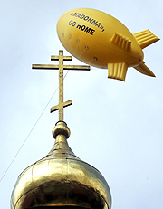 Los ortodoxos han lanzado globos con el lema 'Madonna, vete a casa'. (Foto: AFP)
