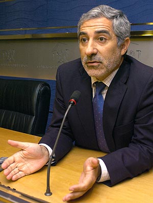 Gaspar Llamazares, durante la rueda de prensa que ofreci tras conocer la propuesta del PSOE. (Foto: EFE)