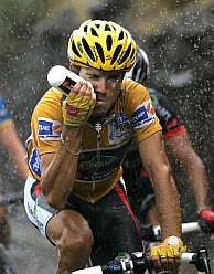 Valverde bebe bajo la lluvia. (AFP)