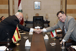 Miguel ngel Moratinos y Fuad Siniora, en Beirut. (Foto: AP)