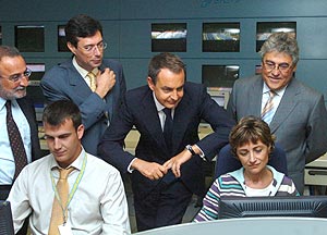 Zapatero, junto al director general de Trfico, Pere Navarro (izda), durante la visita a la DGT. (Foto: EFE)