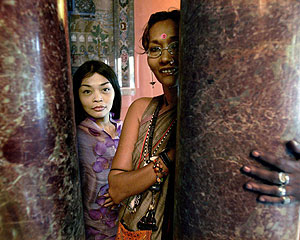 La artista filipina Grace Nono (izq.) y la activista de Bangladesh Bibi Russell. (Foto: EFE)
