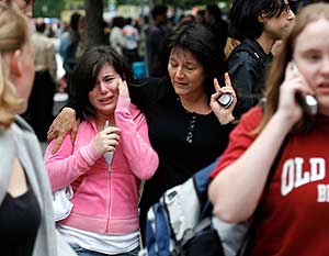Una estudiante llora al salir del Dawson College (Foto: REUTERS)