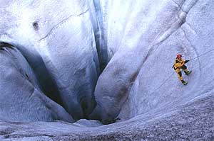 Una investigadora estudia el deshielo en un glaciar del rtico. (Foto: Adolfo Eraso)