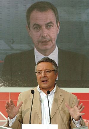 Pepe Blanco inaugura iPSOEtv con la imagen de Zapatero de fondo. (Foto: EFE)