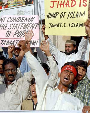 Seguidores de un partido islamista se manifiestan en Multan, Pakistán. (Foto: EFE)