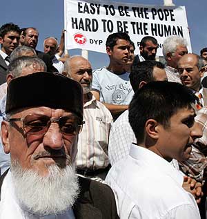 Manifestación en Turquía. Se lee en la pancarta: 'Es fácil ser Papa, difícil ser humano'. (Foto: REUTERS)